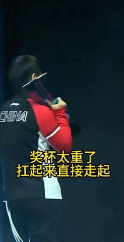 笑死我了颁奖完退场那会儿，莎莎刚走没两步，现场观众嗷地就叫起来了——你们猜