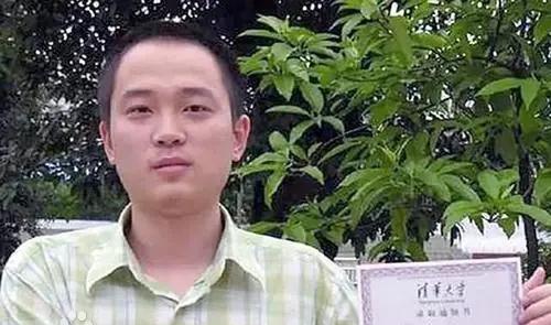 张非：四川广安人，2002年以619分考入复旦大学，入学仅一个多月因不满学