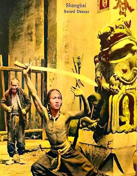 《清末武术大师为啥藏着真功夫？看完懂了：这是保命的“硬通货”！》清末的武术大