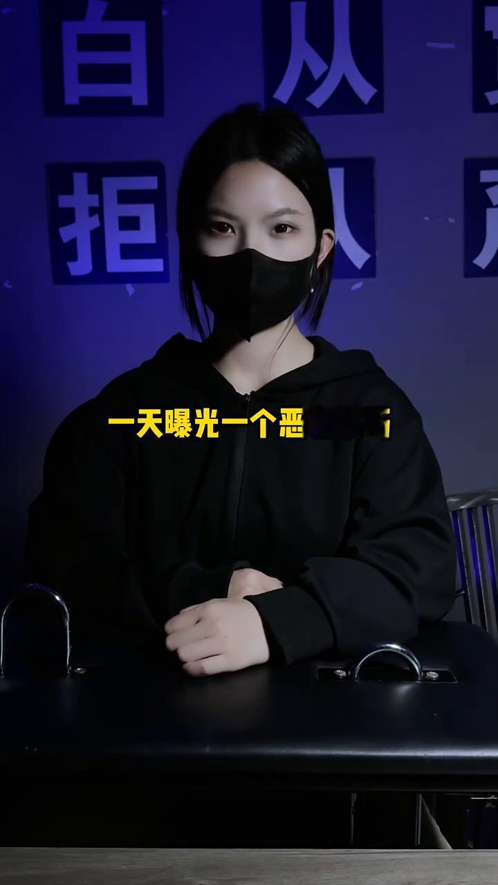曝光。一天曝光一个恶心技巧，今天曝光的是微信查岗。当你看对象的手机时，千万别去