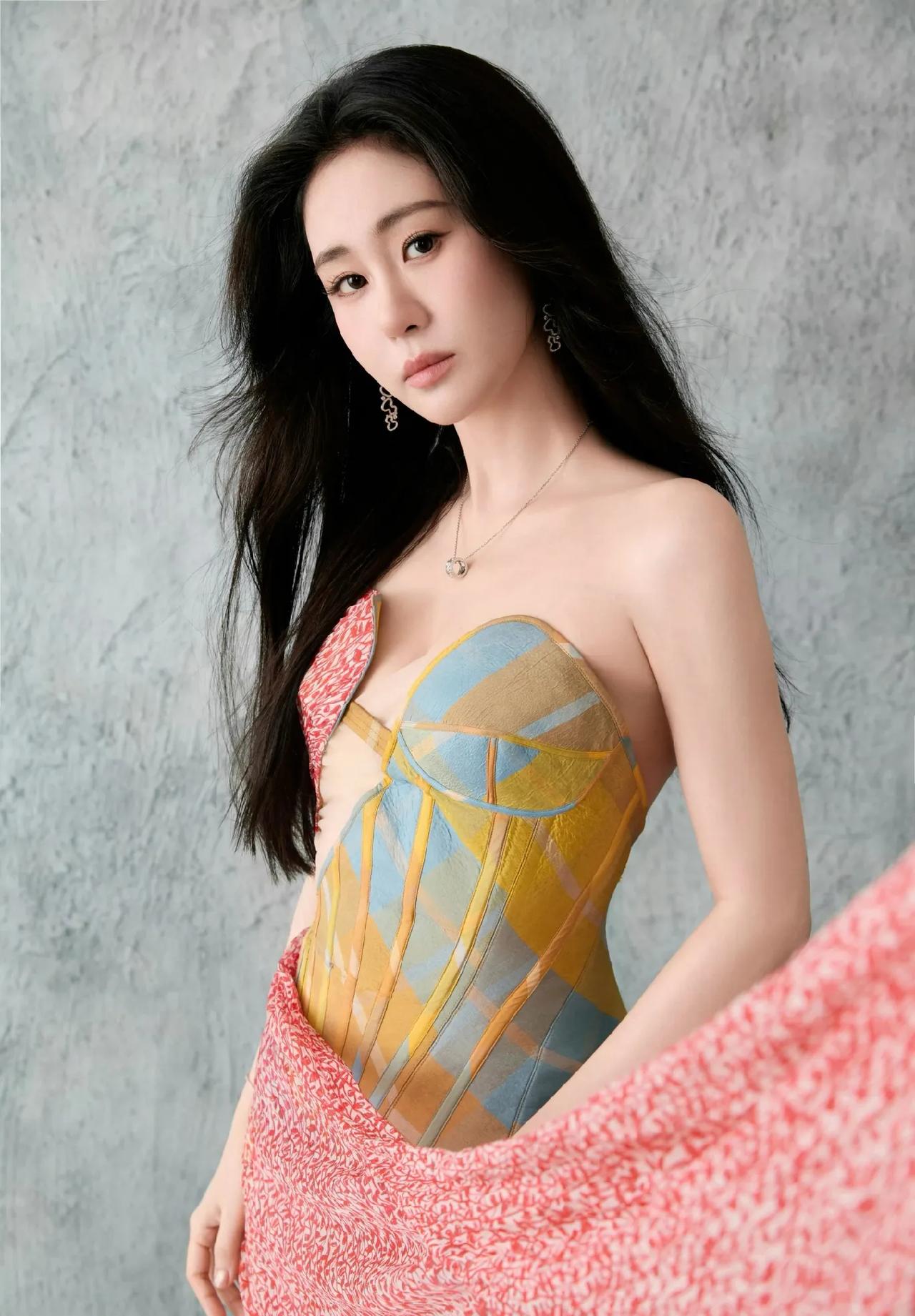 色彩碰撞的艺术感礼服，落在张碧晨身上。不对称彩色鱼骨抹胸勾勒腰线，搭配满印碎花