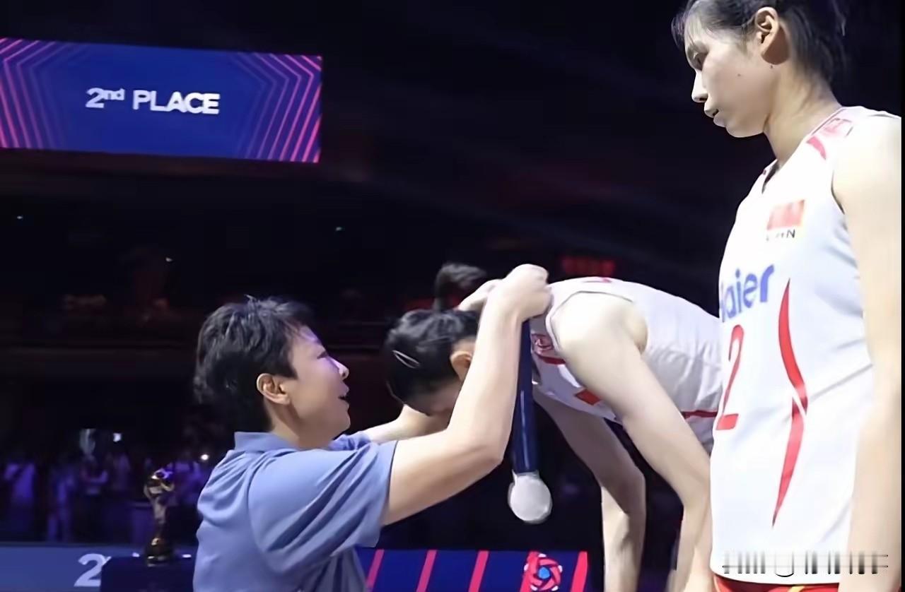 冯坤给中国女排颁亚军奖，有点扎心！不是因为泰国赢球本身也不是因为她嫁去泰