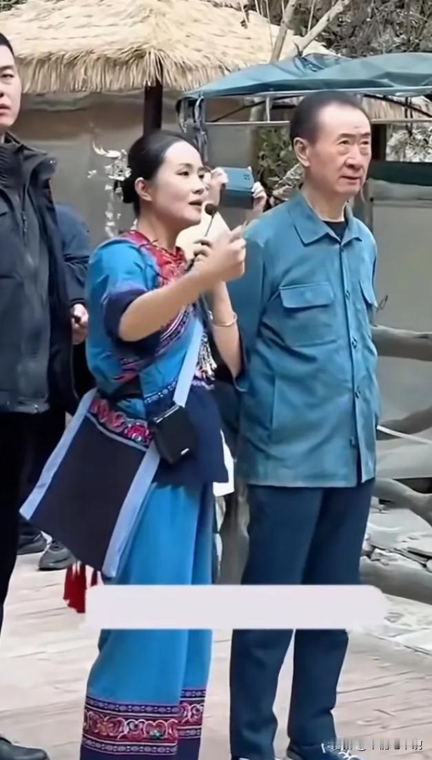 72岁的王健林又去贵州了。老王瘦得厉害，背也驼了，去贵州，大概率和扶贫项目有关。