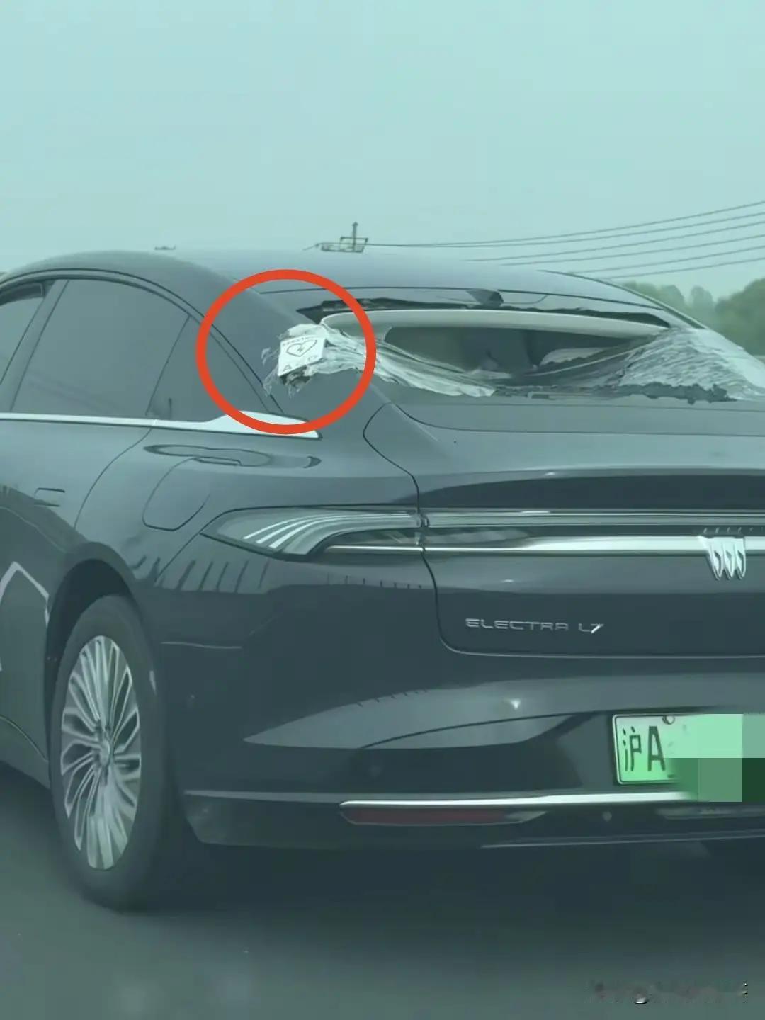 车窗碎了全网心疼！贴AED的车主默默扛下一切，车企一句话让人破防一辆后窗大