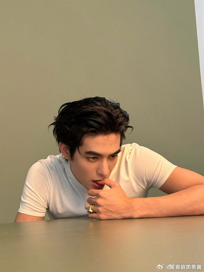 宋威龙认证自己的左脸很帅帅是真帅，但也不用太夸张，内娱好看的又不止他一个，各有各