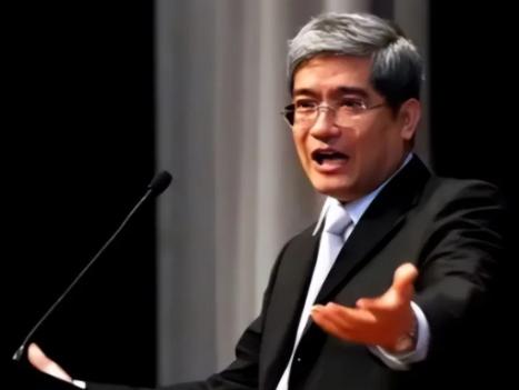 郎咸平大概做梦也没想到，自己兴冲冲从胡锡进手里接过的那把"刀"，砍出去之后弹回来