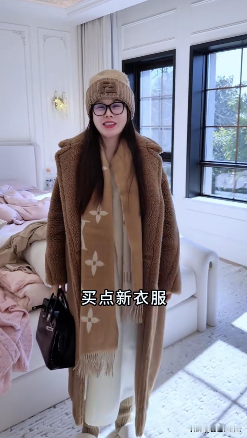 宋玉希带孩子和婆婆出门买衣服，一家人出门带上两个保姆一共八个人，婆婆和两个女儿没