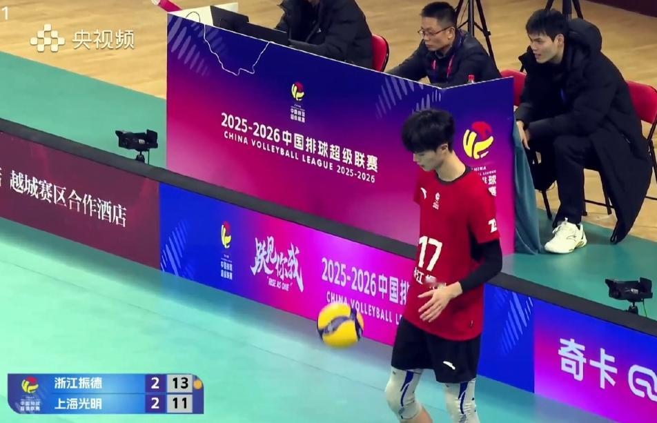 中国男排超级联赛常规赛A级第五轮一场比赛，卫冕冠军上海男排再遭败绩，他们在客场经