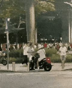 只用了10秒钟。大爷挡着摩托车不让他过去，对着他指指点点，骑手怒从心头起，恶向