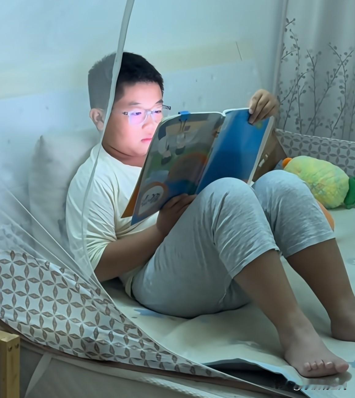 晚上十一点了，孩子还在看书，好欣慰又心疼他，现在的孩子学习不容易啊。
