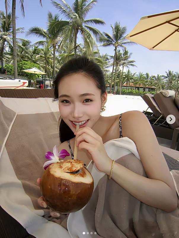 小S二女儿再晒度假照：比基尼外裹浴巾，戴着香奈儿耳环，金手链，高马尾配椰子水