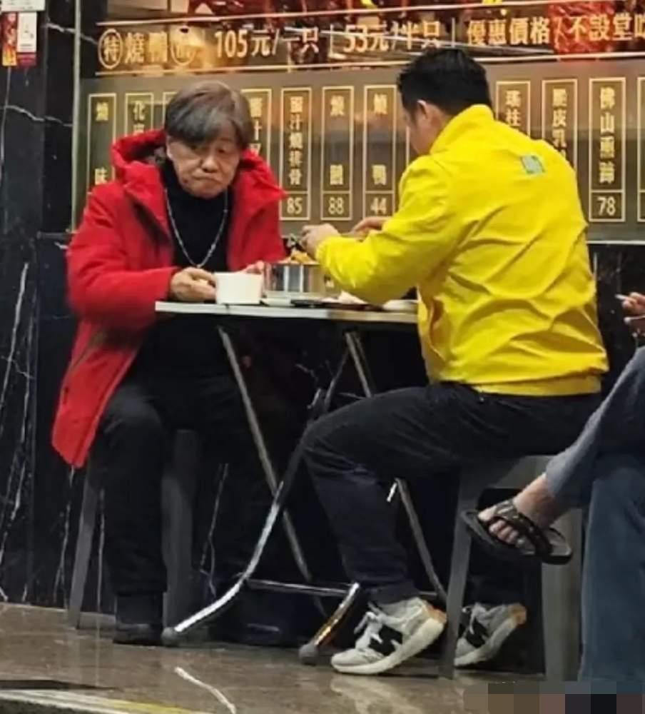 梁小龙真的太接地气了，长期居住在深圳的普通小区。出门就靠骑电动车，打出租车，也没