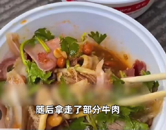 紫燕食品曝出南通某加盟店内一员工，在对顾客牛肉过磅以后，侧身偷窃牛肉的动作，被网