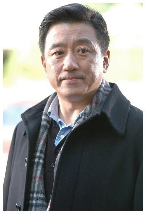 🌞演员丁勇岱说：“2000年的时候，在北京站要进站，一个警察瞅见我，冷不丁