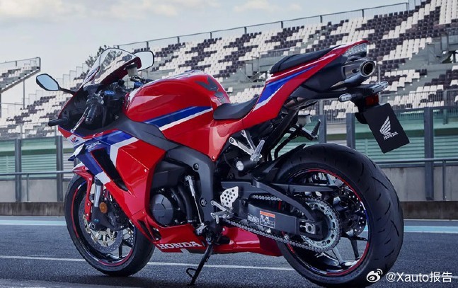 张雪30万年薪招工程师张雪发视频称，太愁了，因为我们现在大量缺工程师，电喷工程师