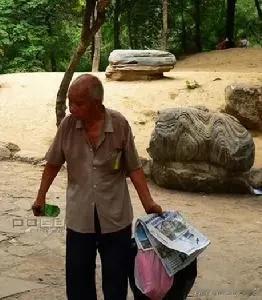 今天清晨锻炼，我在小区遇到一位来自河南焦作的老农。他的家族现在有12口人，共有9