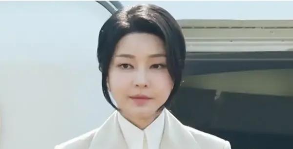 韩国前第一夫人金建希倒霉了。8月12日，韩国首尔中央地方法院签发对前第