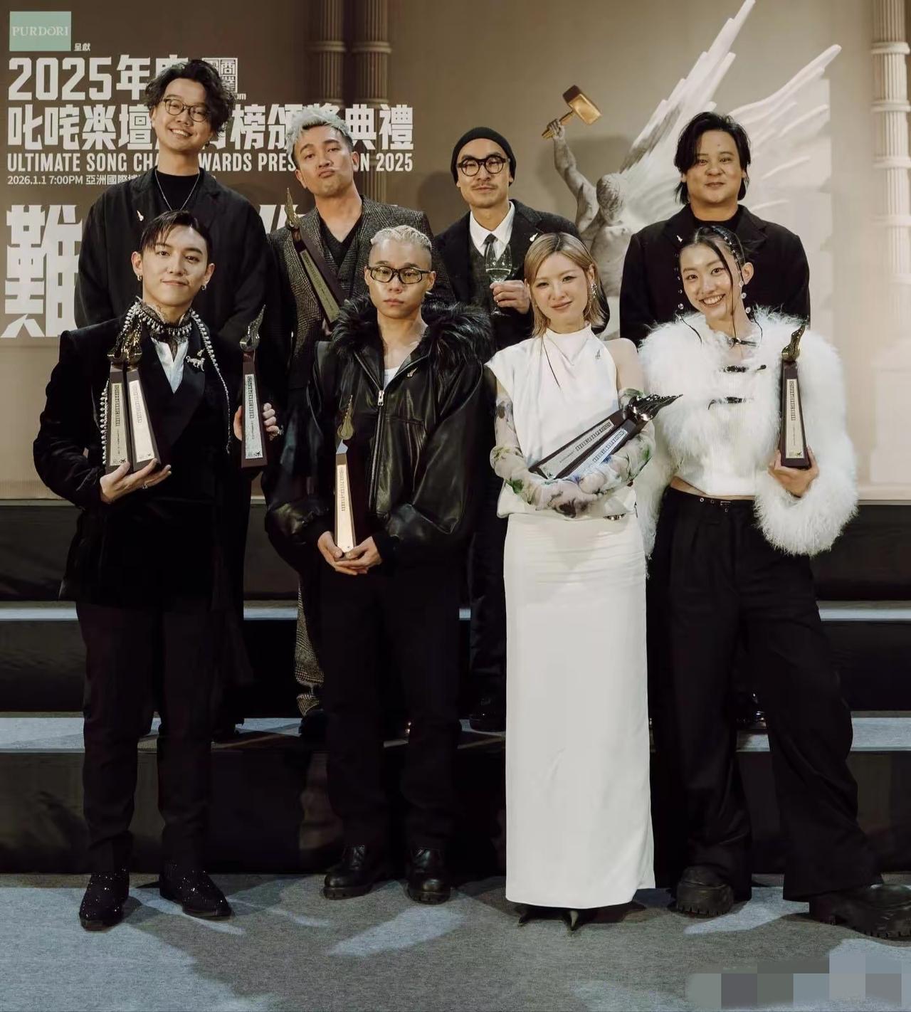 刷到陈奕迅女儿获奖的八卦，倒是不稀奇。好玩的是获奖的人的大合照：所有人我都不认识