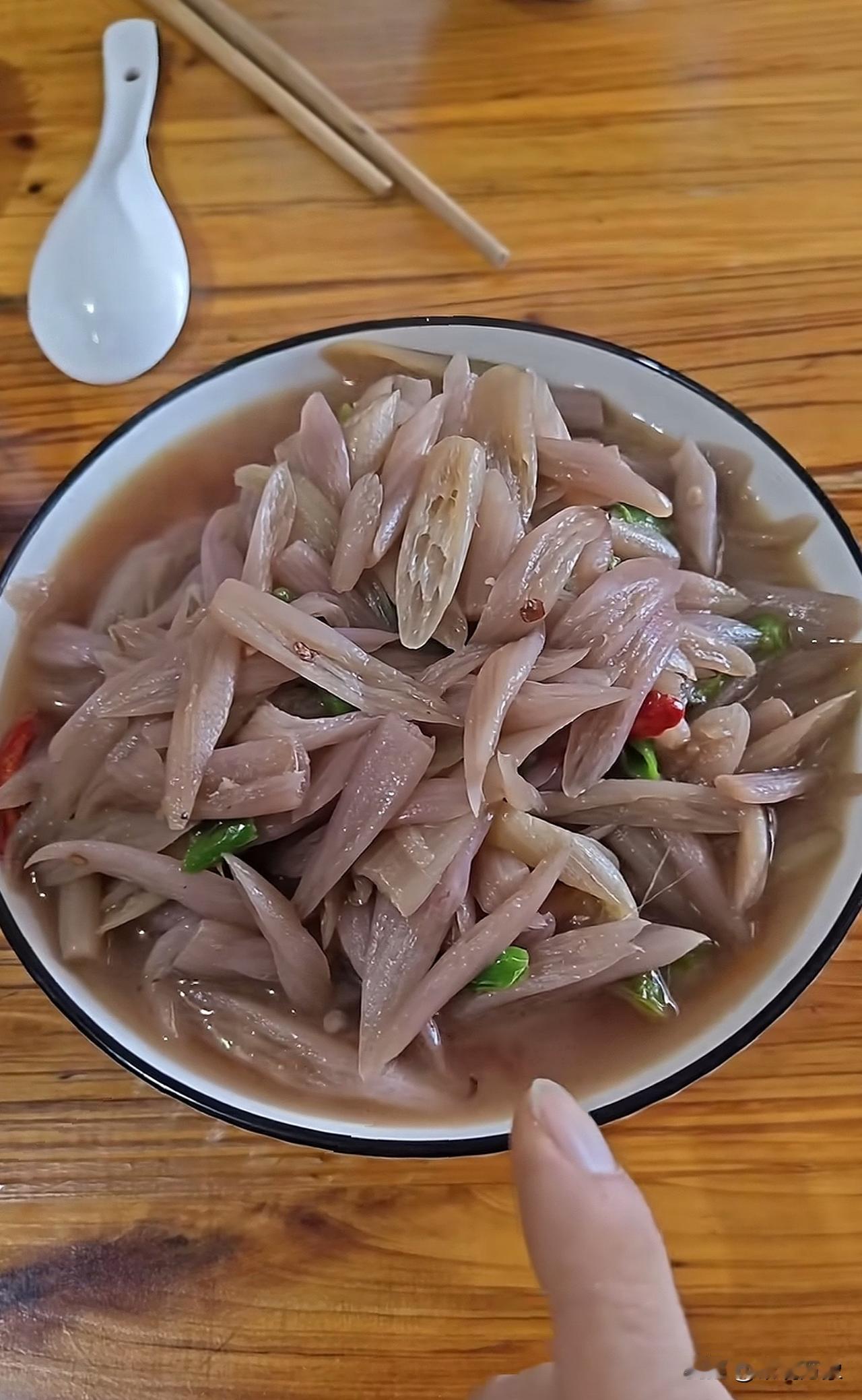 我也是第一次吃，谁知道这是什么菜？