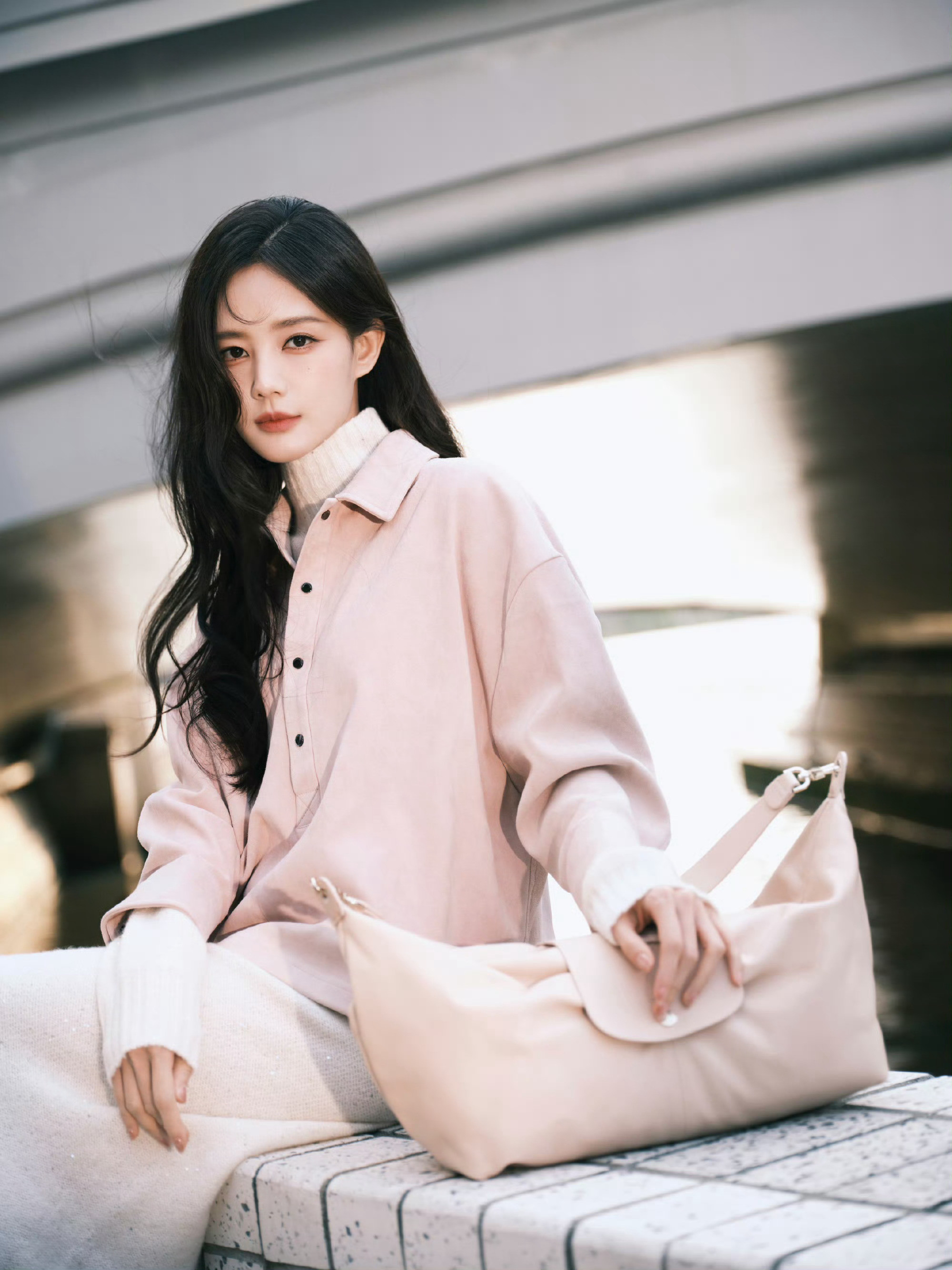 啊啊啊李一桐这组图太温柔了额头上还有小卷卷🤩🤩​​​