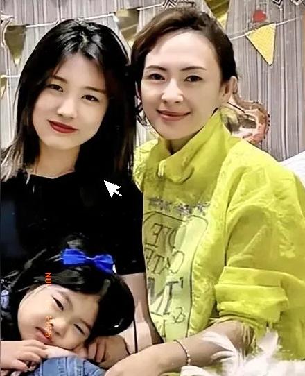 刚去扒了扒小苹果18岁生日！不扒不知道，一扒才发现……章子怡没搞虚头巴脑