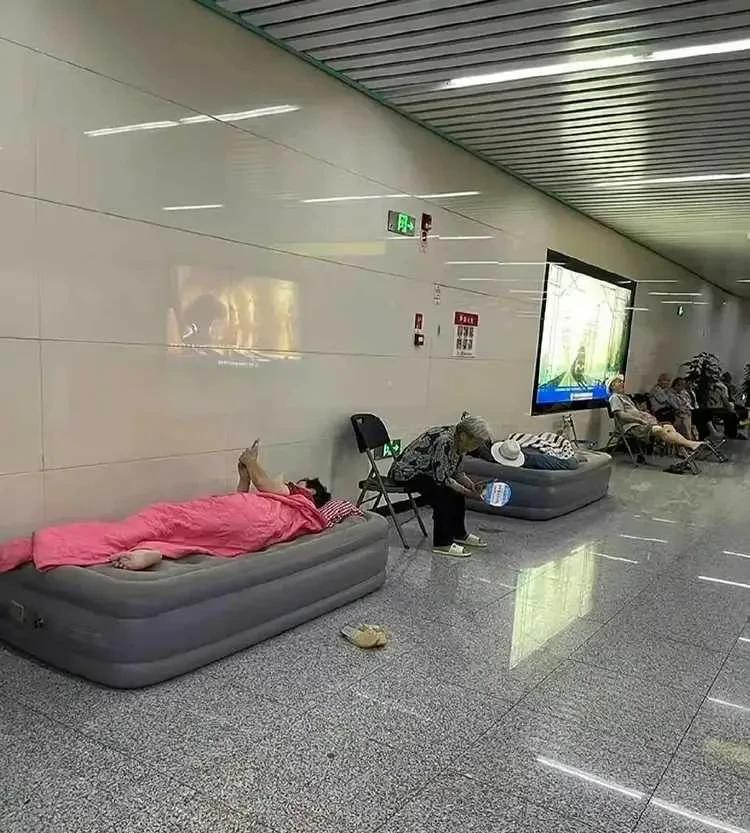 实在看不下去了！地铁站变成了休闲娱乐场所！是社会包容性太强了，还是市民道德无