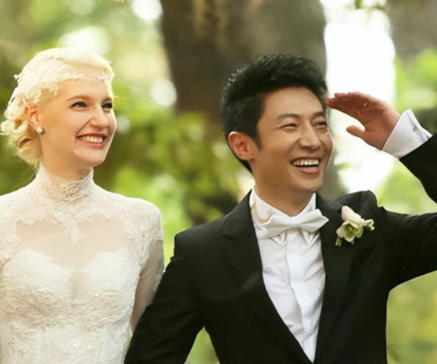 一次，撒贝宁回到家，看到龙凤胎孩子正在地上吃他的拖鞋，老婆李白就在一旁看着，并没