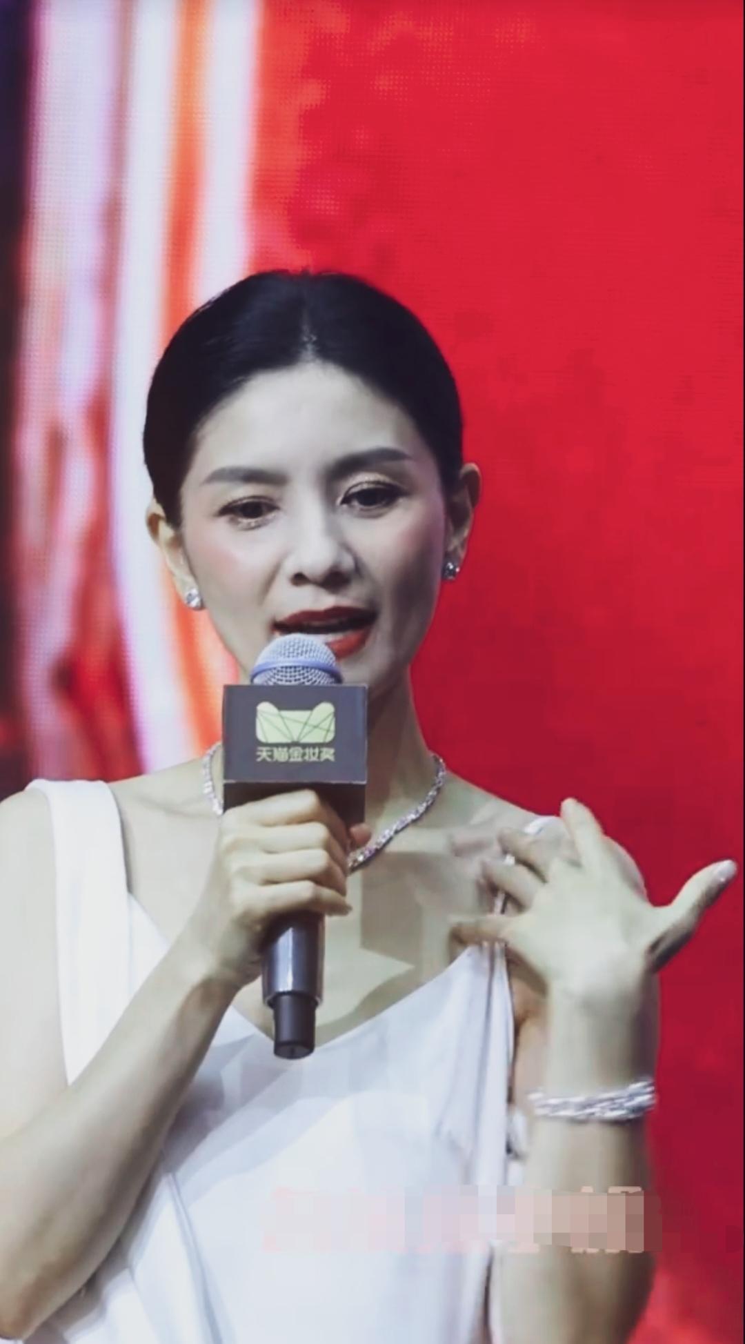 胡可经历了什么？怎么突然变这样，脸颊凹陷皮肤松垮眼窝都凹陷下去了！没有一点美感！