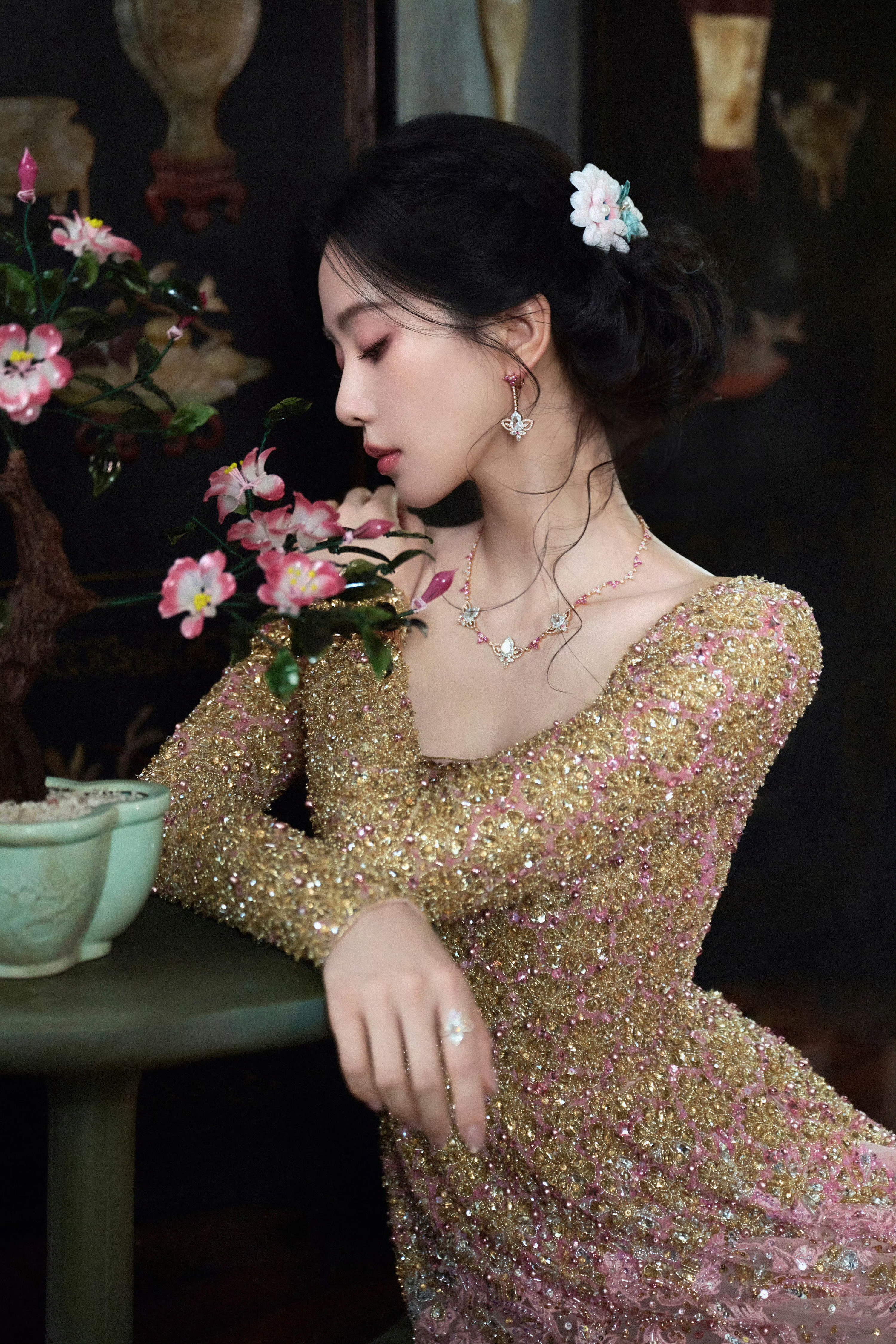 刘诗诗🥰内娱独一档气质美刘诗诗头戴非遗绒花高雅动人