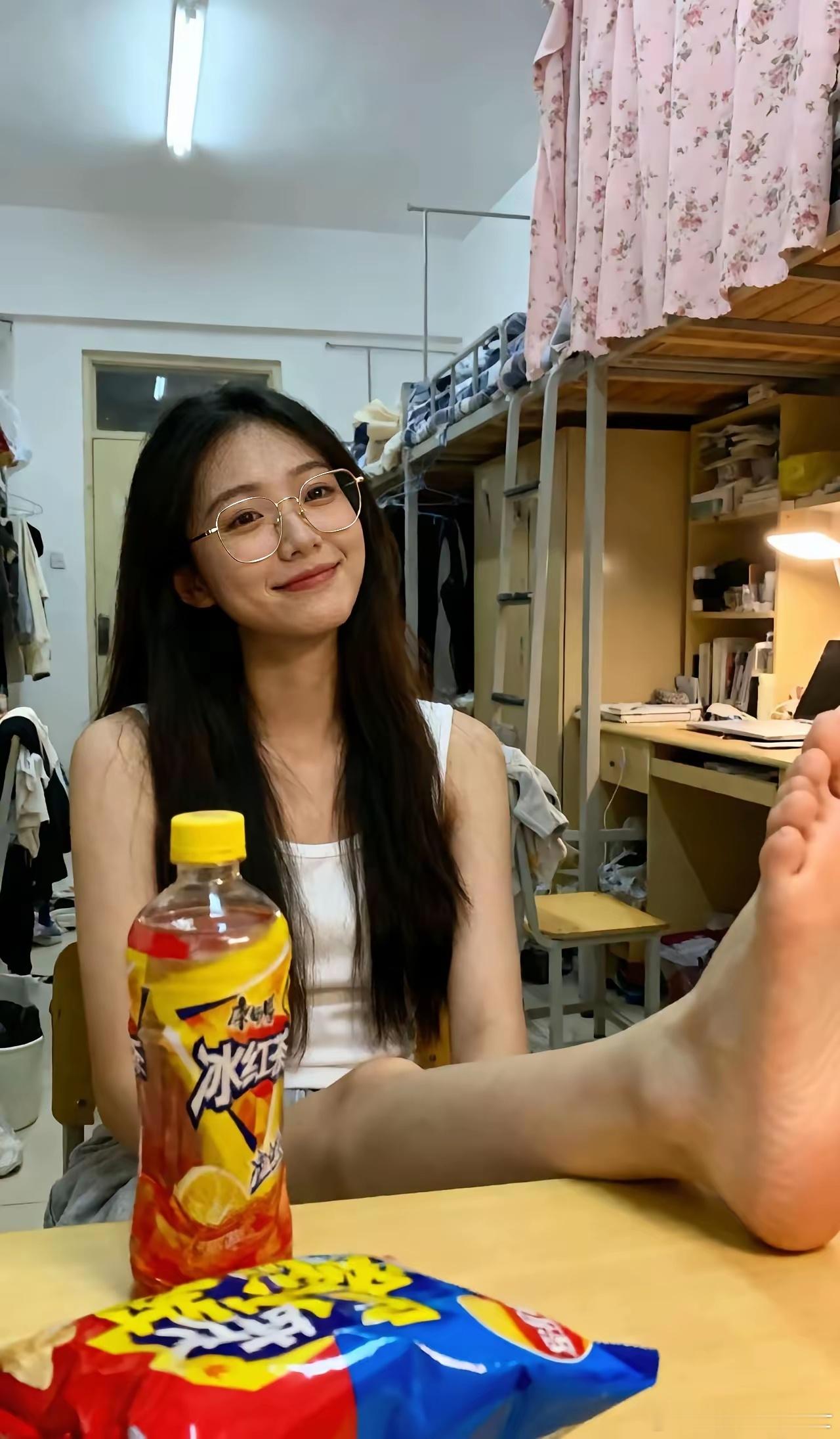 情侣大学宿舍的国窖~我说的是冰红茶