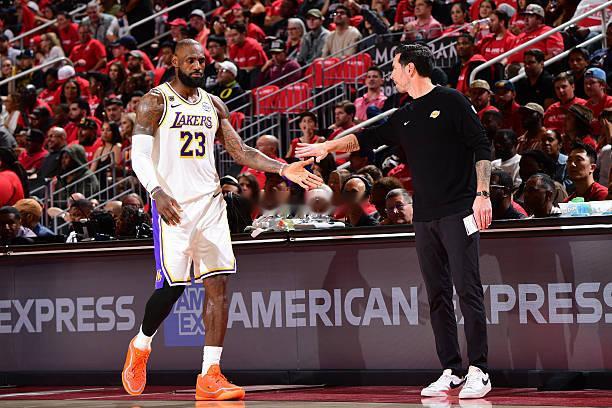 雷迪克也是真的轴，你都输20分，还是人家主场，詹姆斯肯纳德和斯马特个个状态不好，