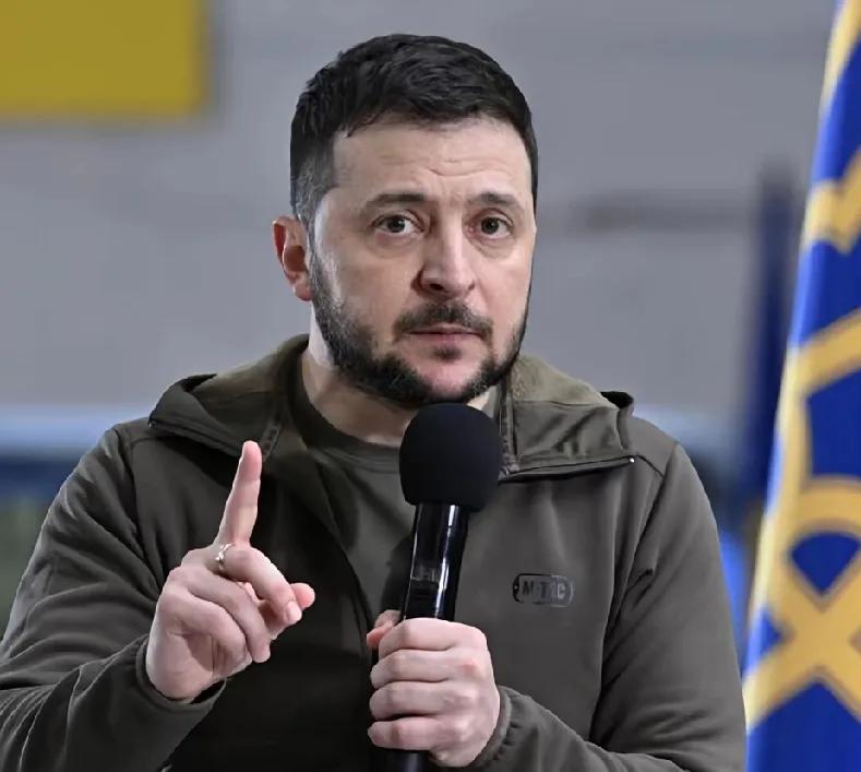 两天前乌无人机刚炸毁俄炼油厂，结果泽连斯基转头就通过老美对俄提出能源休战，生怕说