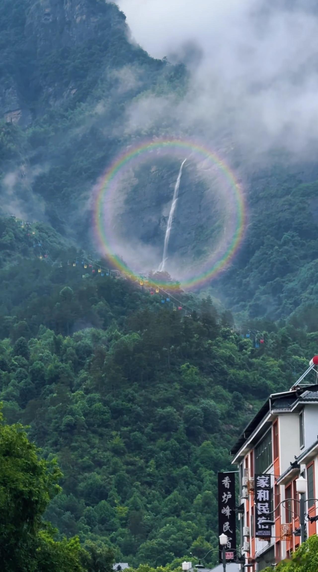 我在江西望庐山瀑布看到了圆形彩虹，原来彩虹真的是圆的.