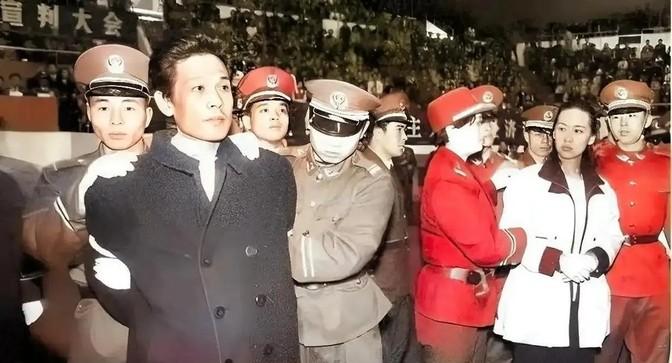 1995年4月，即将被押赴刑场的原深圳市计划局财贸处处长王建业，面无表情，一脸木