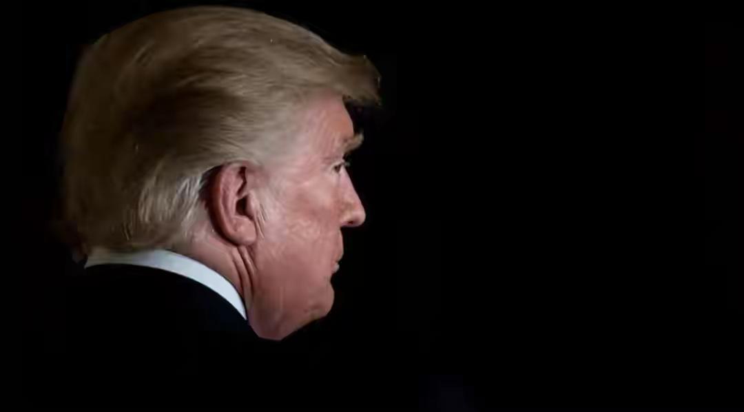 230:196！美国投票结果公布，特朗普怒不可遏深夜，国会山的灯光映照在激烈交