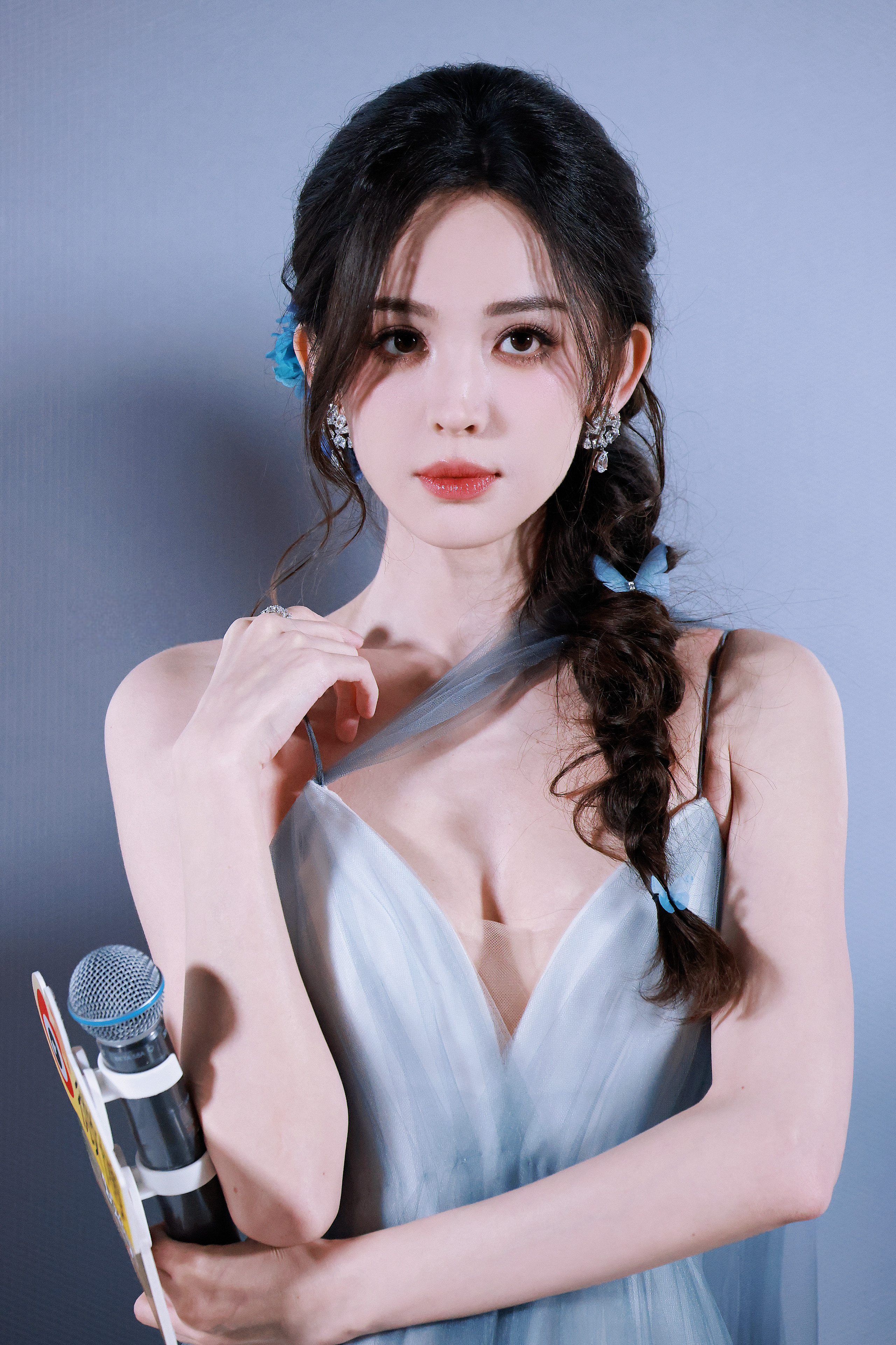 古力娜扎穿深V低胸吊带纱裙，气质清冷又撩人，美得很有氛围感。古力娜扎