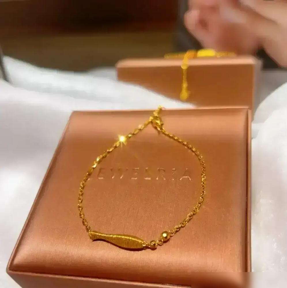 周大福一条不到三克的小金链，名字讨喜叫“年年有鱼”，三月刚上架就被年轻人抢空。两