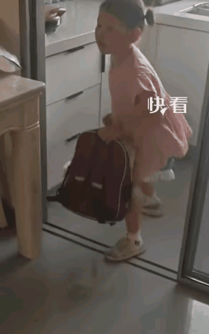 看到这段视频瞬间乐了。陕西一位女子发现女儿往书包里装盆，连忙开口询问缘由。原来孩
