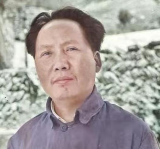 毛主席有一次开会，大家都早早的来到会议室，毛主席随后就到了，主席看大家比较严肃，