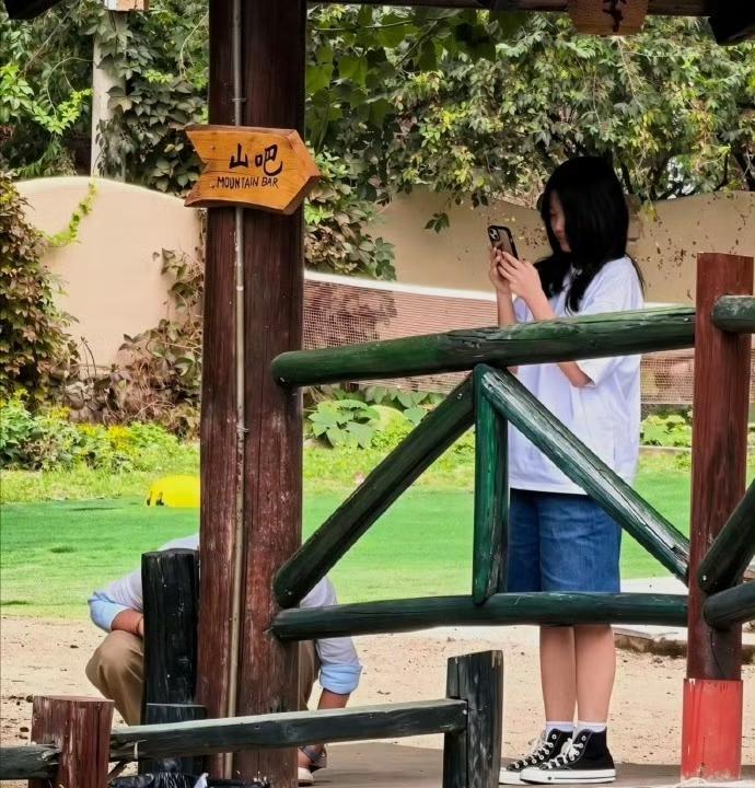 看见大S女儿都忍不住泪目了9月27日，有网友偶遇，拍下了一组照片。汪小菲带
