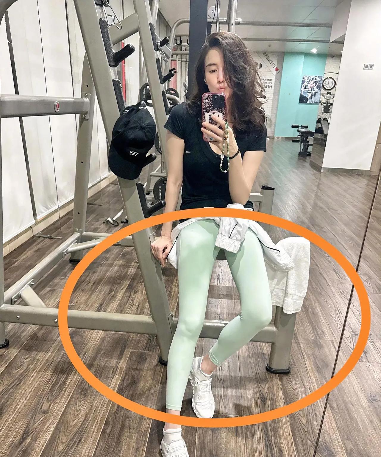 一觉醒来，宋佳健身房美照冲上热搜，还以为大家的关注点都是她的美颜，原来她身上