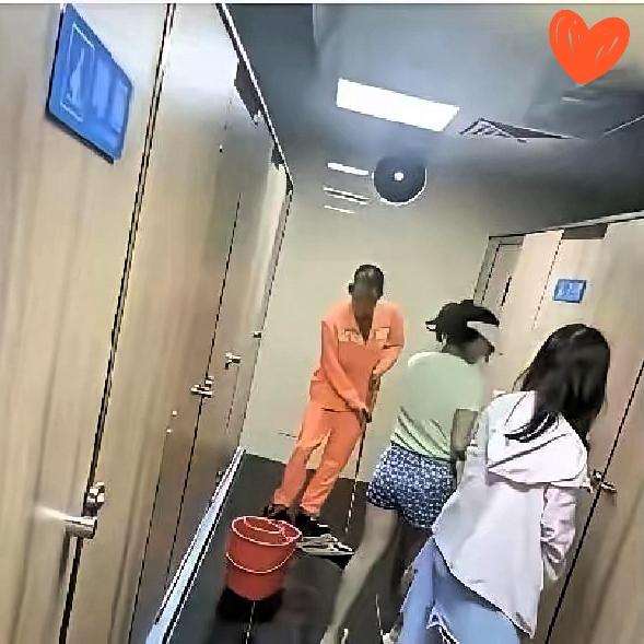 一女的上厕所，正蹲着，男保洁推门就进，手里还拎着拖把。她当场愣住，脸憋得通红，