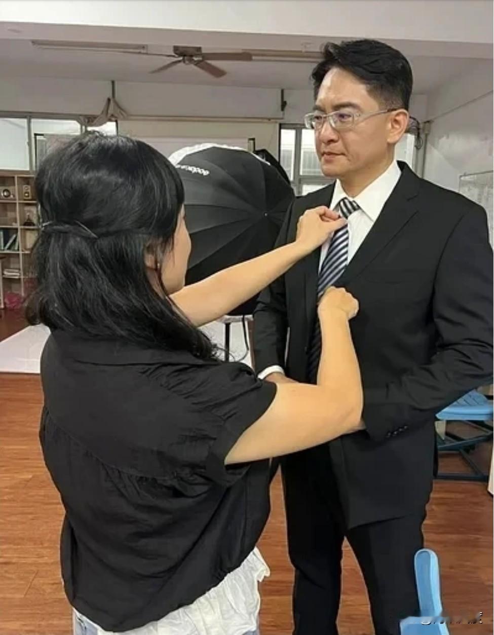 彰化好戏接着演，王惠美欧洲十日游，昨天开放参选人领表，柯呈枋今把登记表亮出来了：