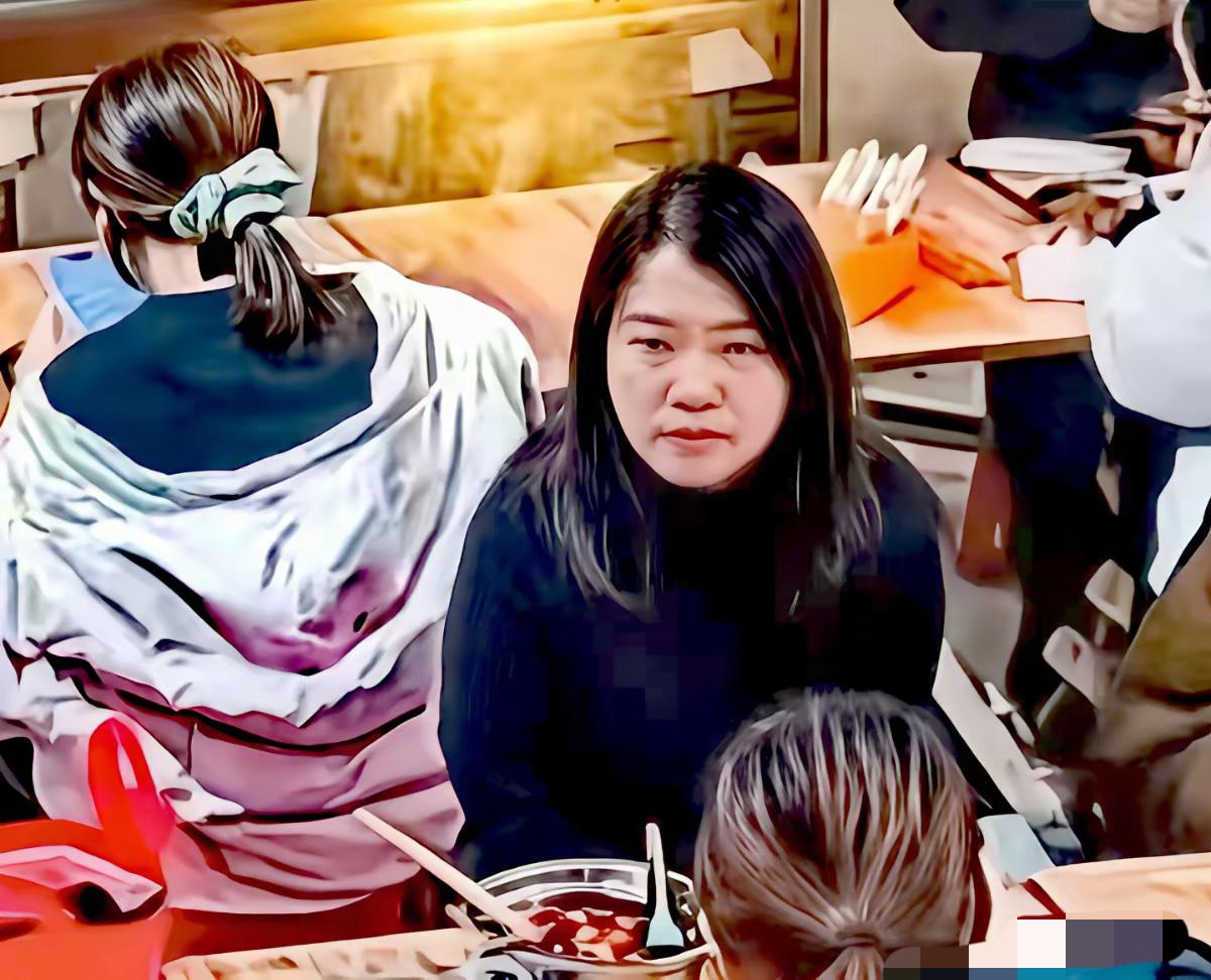 泼汤女后续来了，白衣女报警后调取监控，黑衣女赔偿了2000元，你以为这就完了吗？