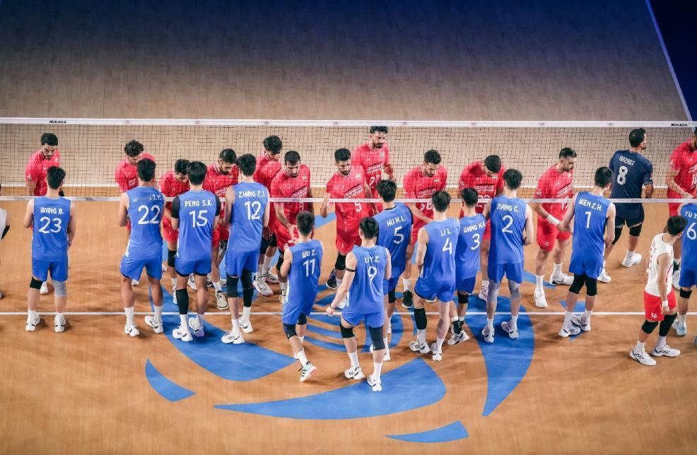 中国男排1-3输给了伊朗，这场球每一位球员都很拼命，打出了本届赛事以来的最佳，未
