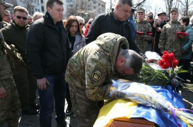 全网看哭了，4月9号俄方交给乌克兰一千具乌军阵亡士兵的遗体，可他们接回来的自家阵