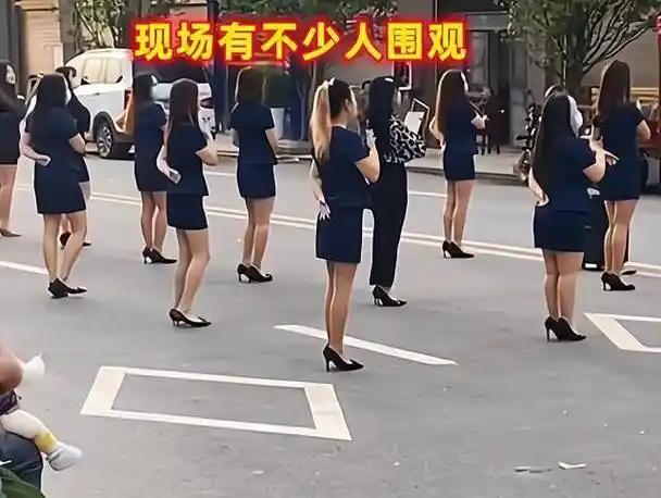 不要嘲笑足浴店的女孩——她们没有一个官二代，她们和我们一样在努力的活着。刚看