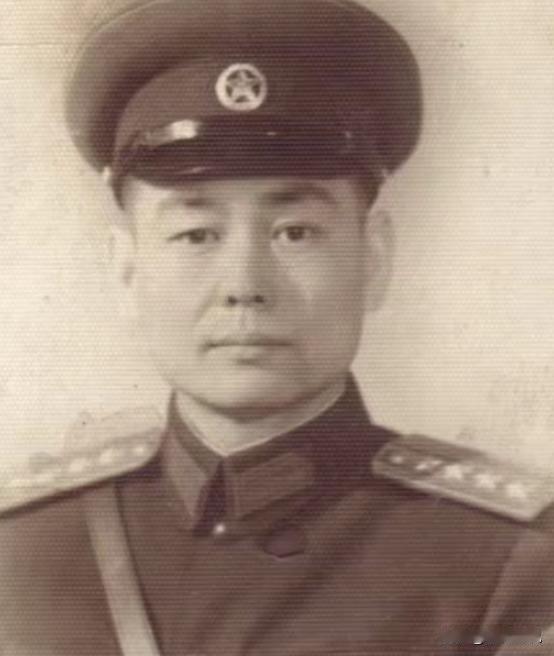 1962年，一个参谋偶然得知，自己的妻子和师长关系不一般，他假借公事求见师长，趁
