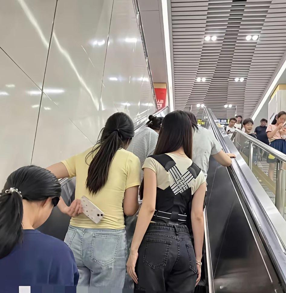 上电梯时不看手机是对的
