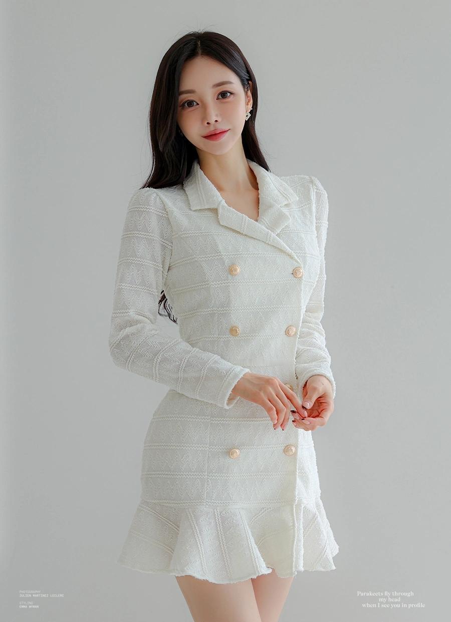 孙允珠的白色格纹连衣裙简直绝了，温柔甜美又透着满满优雅气质。就像她之前的白色珍珠